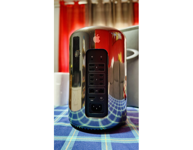  MacPro con 64GB RAM y 256GB SSD original + cable ThunderBolt 2