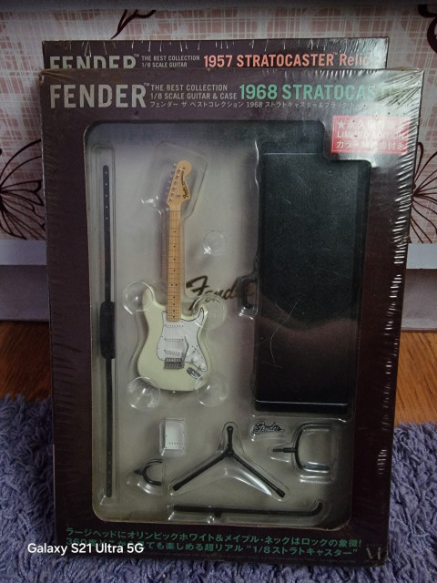 Maquetas mini réplicas de la guitarra de Hendrix y Eric Clapton