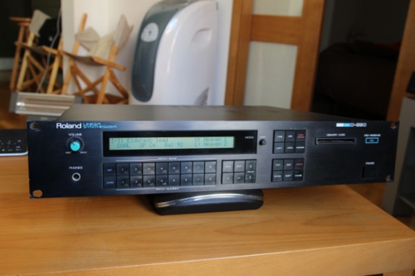 ROLAND D-550