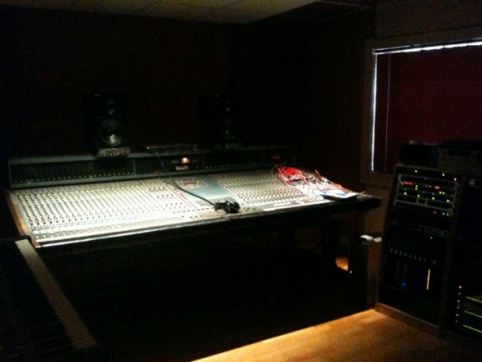 Mesa de mezclas analógica AMEK Mozart 40 Ch con cableado y fuentes.
