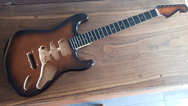 Proyecto strat gama alta. Floyd Rose. Diapasón ébano. MIJ