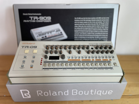 ROLAND TR-09
