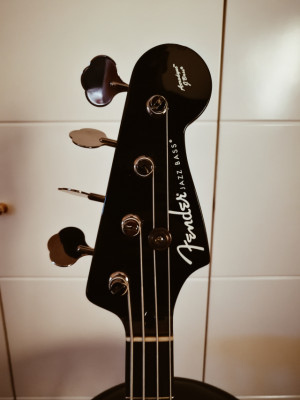 y cambio Fender Aerodyne Jazz Bass