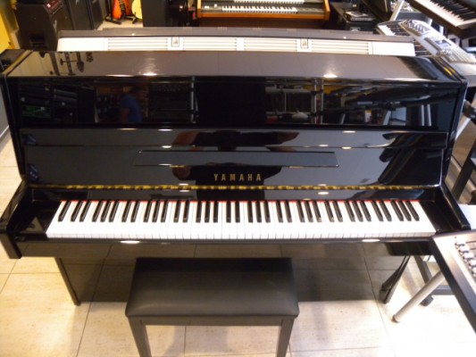 YAMAHA C110A PIANO