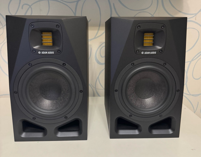 Monitores Adam Audio A 7V