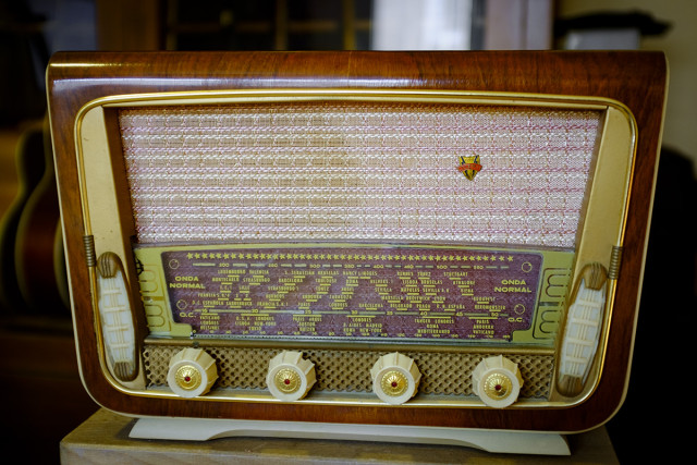 Radio antigua de válvulas, años 50.