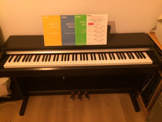 Piano Digital Yamaha Arius YDP-135