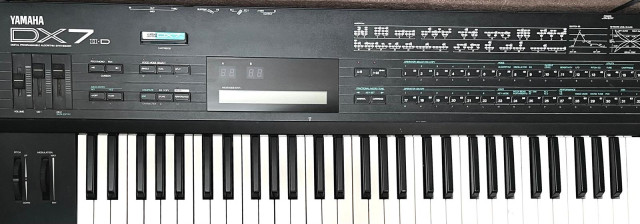 YAMAHA DX7 II D, Sintetizador digital + YAMAHA PSR E323 (GRATIS), teclado digital