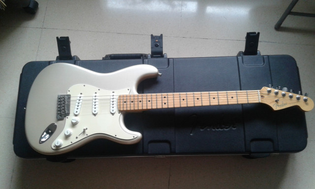 Vendo Fender Stratocaster American Standard