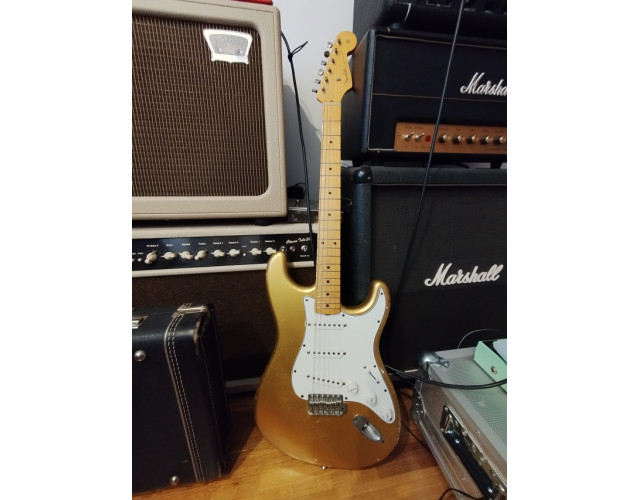 Stratocaster dorada Fender MJT