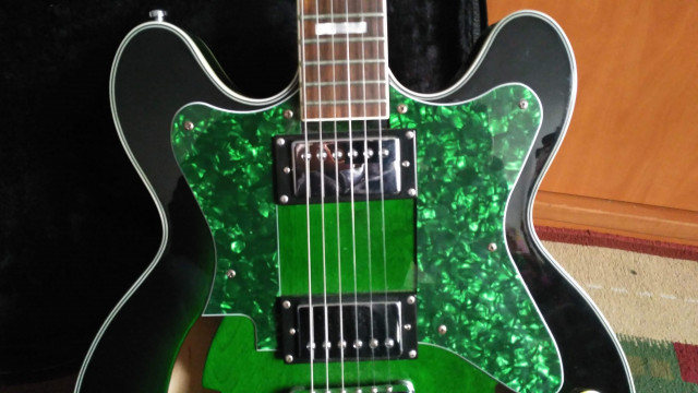 Vendo Eastwood Guitars - Custom Kraft DLX