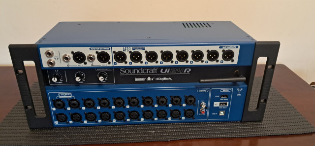 SOUNDCRAFT UI 24 Como nueva