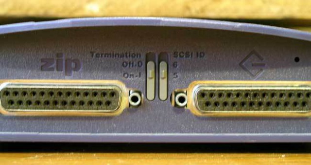 ZIP SCSI con su cable y trafo original.