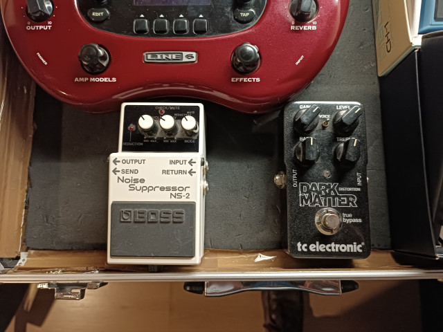 Pedales: Boss NS2, Dark Matter, Pod XT, Amplificador Orange Mini