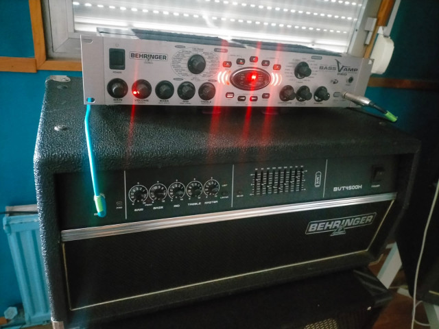 Multiefectos Behringer para bajo V-Amp PRO