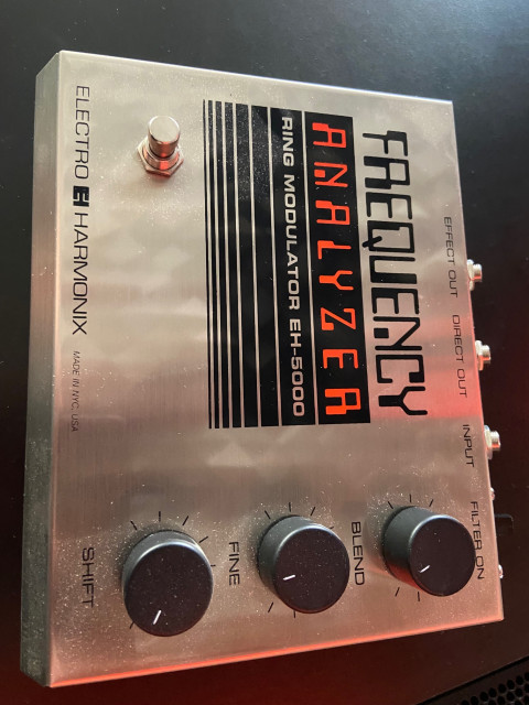 Pedal Electroharmonix Frequency analyzer con fuente de alimentación