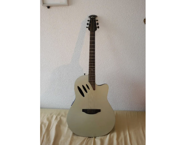 Guitarra Ovation Idea+ funda Ovation