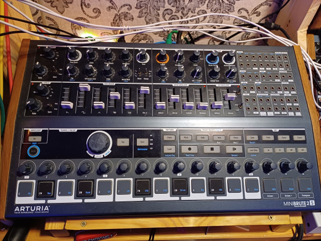 Minibrute 2s Arturia semimodular