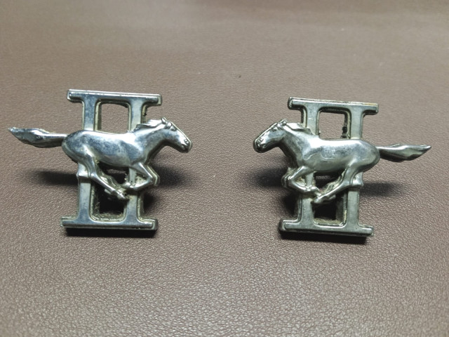 Chapas míticas de coches y adhesivos