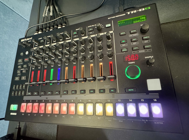 Roland TR8S