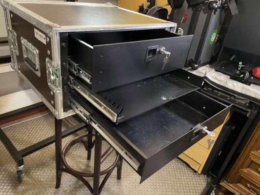 cajón rack aluminio, otro cajón rack y regleta schukos rack