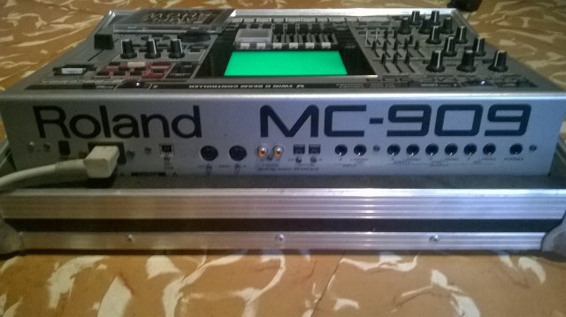 ROLAND MC 909 + extras