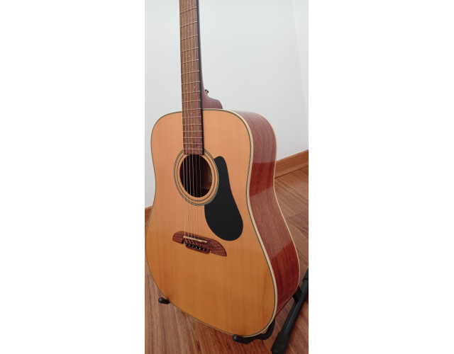 Guitarra acústica Álvarez y funda