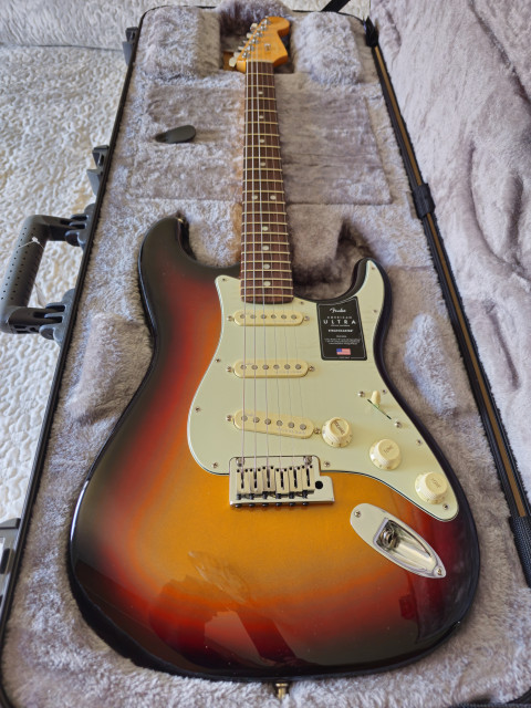 Fender AM Ultra Stratocaster RW UB