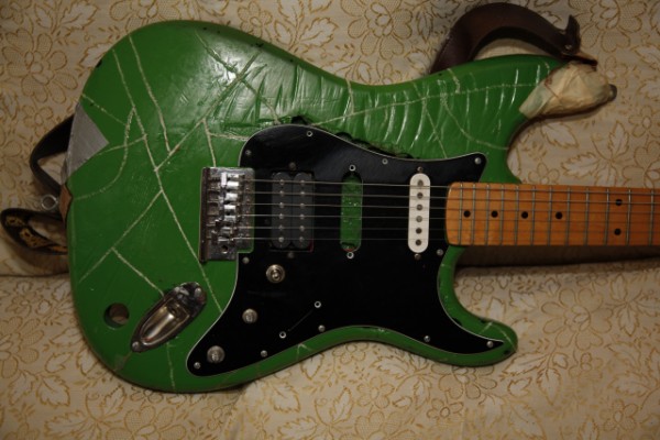 Stratocaster Grunge/Punky Hondo.