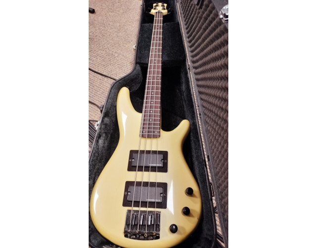 Bajo Ibanez