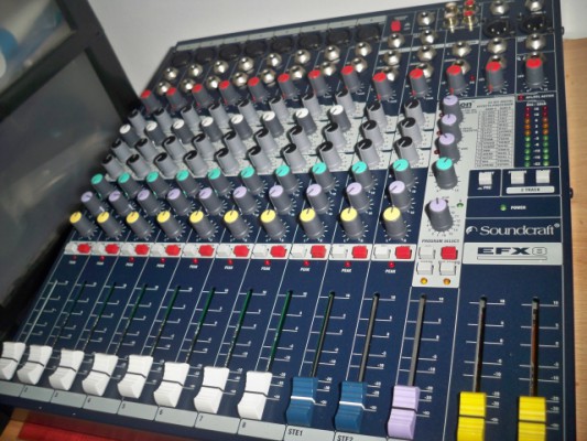 Mesa de mezclas Soundcraft EFX 8