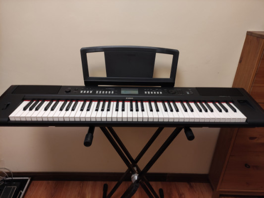 Piano digital Yamaha piaggero NP-V80 con embalaje original +soporte metálic