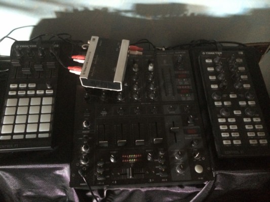 EQUIPO DJ: BEHRINGER DJX 750 + TRAKTOR KONTROL F1 + TRAKTOR KONTROL X1 + TRAKTOR SCRATCH A6