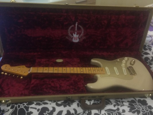 Gibson LP R9, Fender Stratocaster 60 aniversario y Martin DRS 1