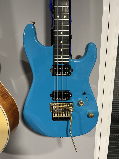 Charvel San Dimas DK22 Miami Blue. Cambio por guitarra sin Floyd