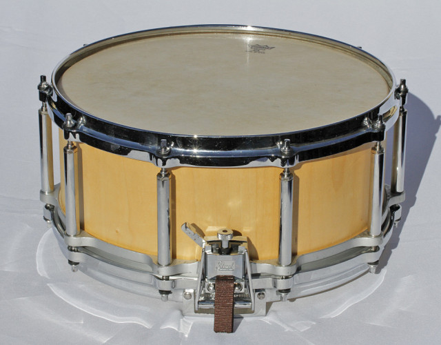 Caja Pearl Free Floating 14x6,5" con casco de arce artesanal