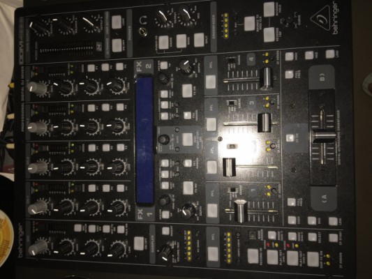 Mesa analógica / digital DJ  behringer DDM4000