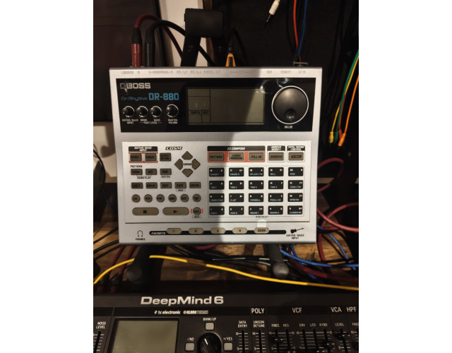 Boss DR-880