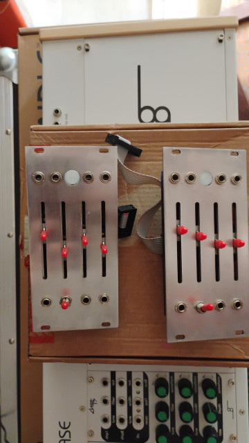 Módulos Eurorack ADSR Befaco sin serigrafiar.