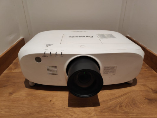 Proyector PANASONIC 6500 Lumens + Óptica Zoom 1,3-1,7