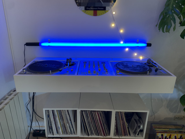 Mueble DJ artesanal para platos y mesa de mezclas