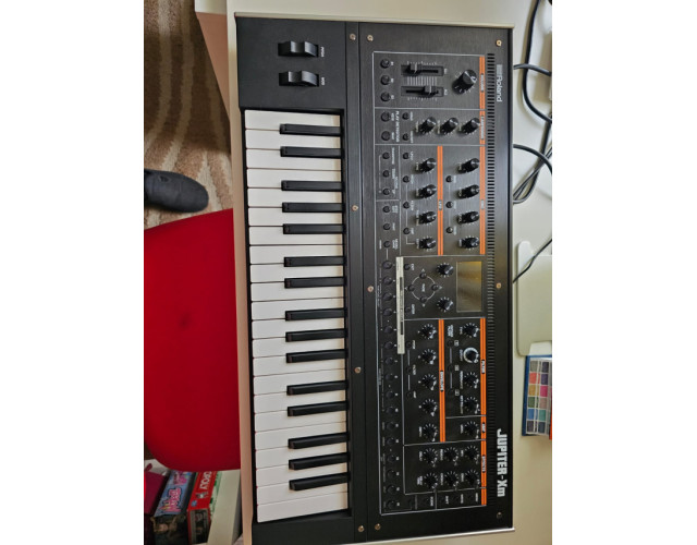 Roland Jupiter XM con ampliación JD-800.