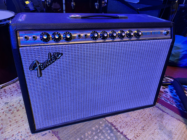 Fender Deluxe Reverb 1976 Silverface (pasado a Blackface) con flighcase.