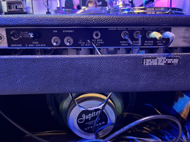Fender Deluxe Reverb 1976 Silverface (pasado a Blackface) con flighcase.