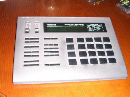 Roland R8 con 5 tarjetas de sonidos.