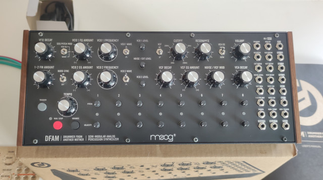 Moog DFAM con "Play DFAM" plug-in