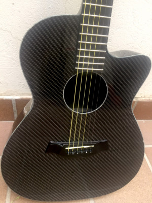 Dlutowski guitarra acústica en fibra de carbono
