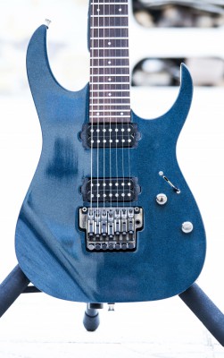 Ibanez RG1527 con pastillas Bare Knuckle