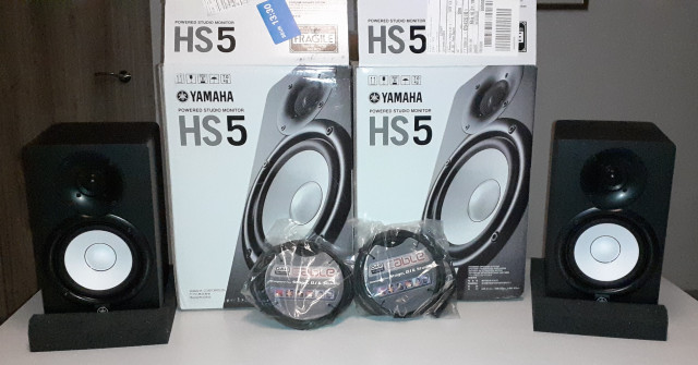 Monitores Yamaha HS5