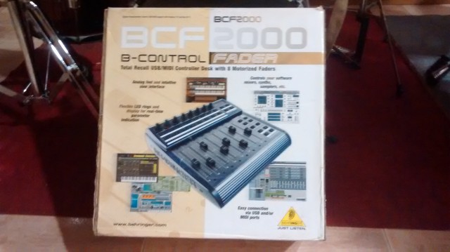 Controlador Behringer BCF2000